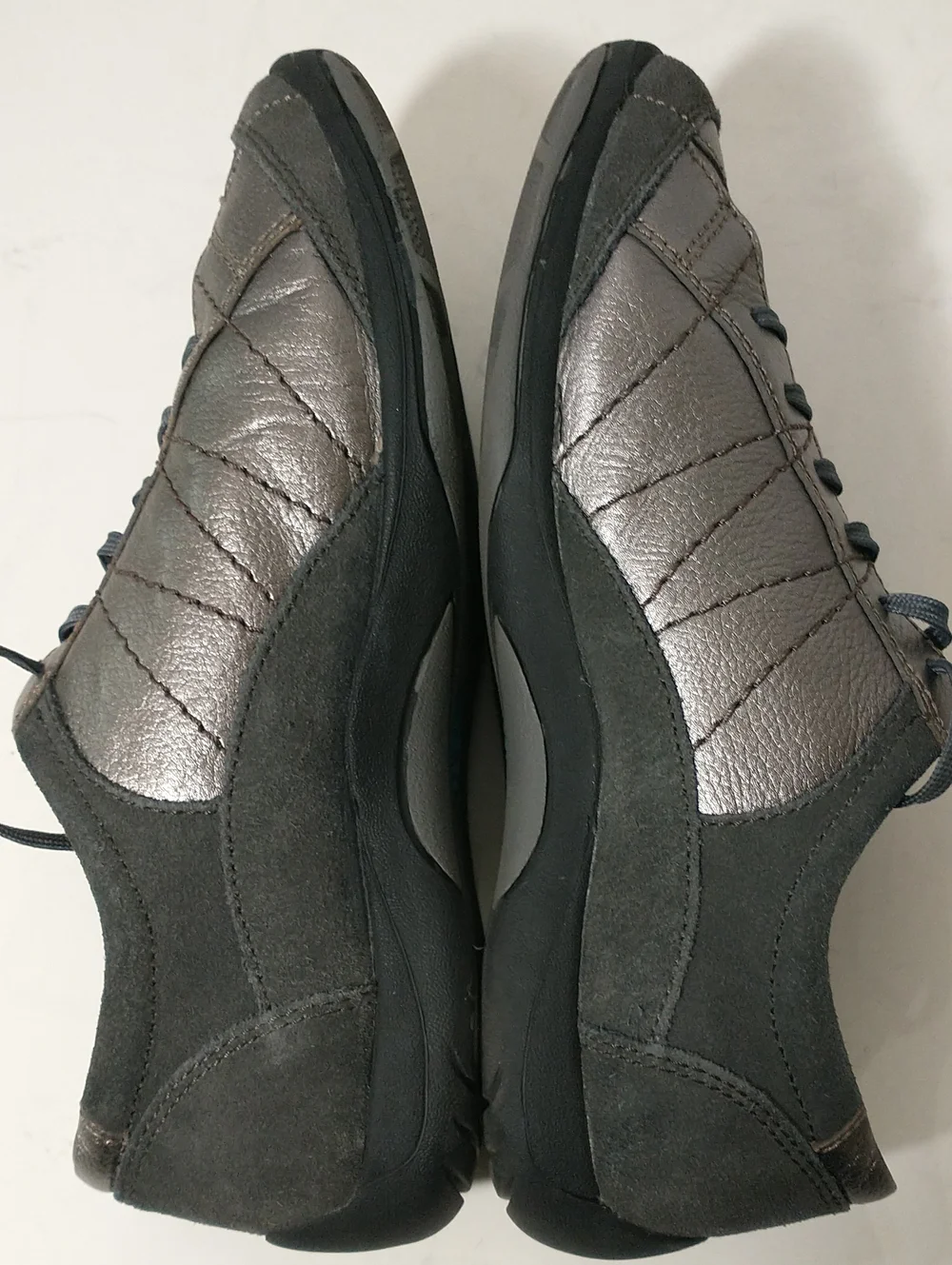 LIKE NEW Hush Puppies Metallic Low Sneaker, Size 9, Artsy, Trendy, Fall Staple